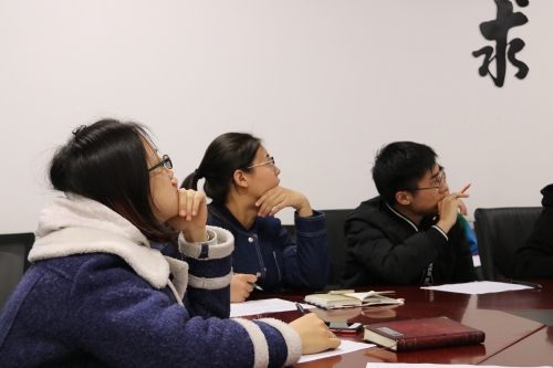 评委观看答辩人表现