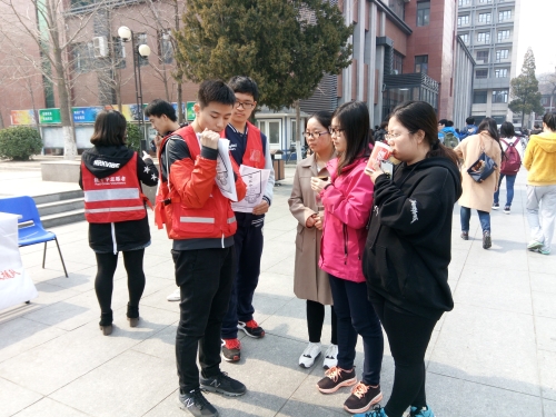 工作人员认真地解释着