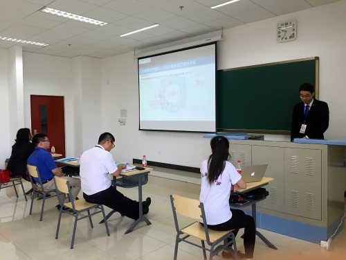 参赛项目与评委老师交流