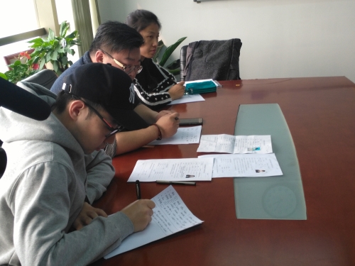 面试官在记录志愿者的面试情况