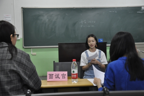 志愿者正在回答面试官问题