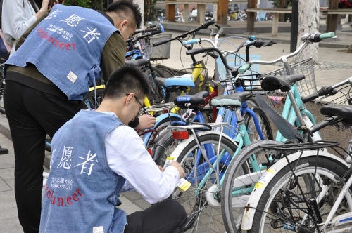 工作人员固定宣传标语