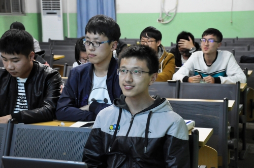 干事们在认真听讲