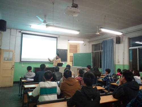 马牧天队长正在给干事们培训