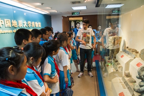 同学们认真聆听讲解