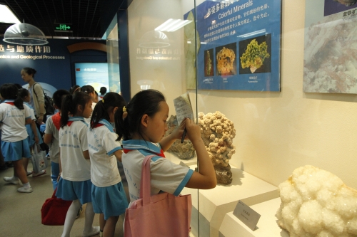 同学们认真记录知识