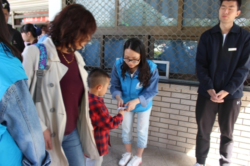 票检岗位志愿者在检票