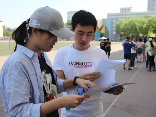 参赛选手讨论游戏内容