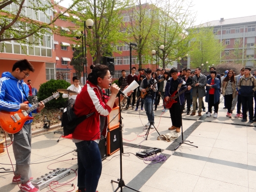 图为开幕式表演现场