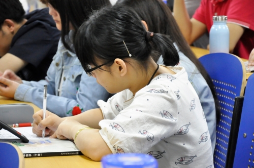 志愿者认真记录培训内容