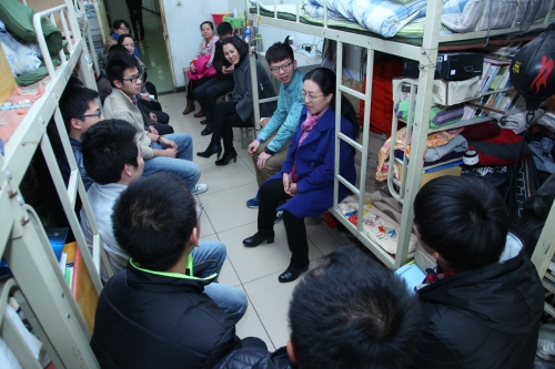 看望寒假留校学生代表