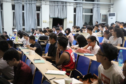 认真听讲座的同学