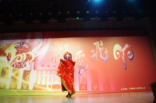 中央民族大学表演的川剧《变脸》