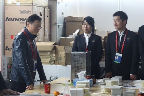 刘书记看望制证中心志愿者