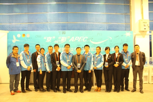 刘书记与志愿者合影