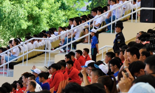 开幕式上志愿者在维护秩序