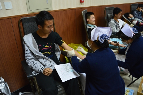 志愿者配合医护人员献血