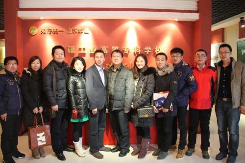 与新疆工程学院团委领导及志愿者合影