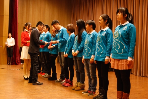 佟书记为优秀志愿者颁奖