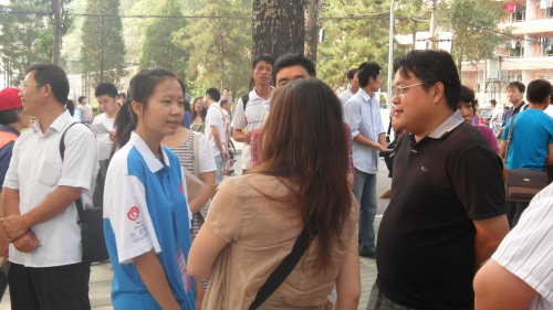 与新生家长交谈