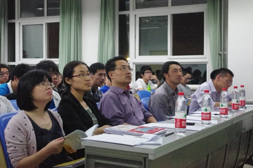 评委听取团队答辩