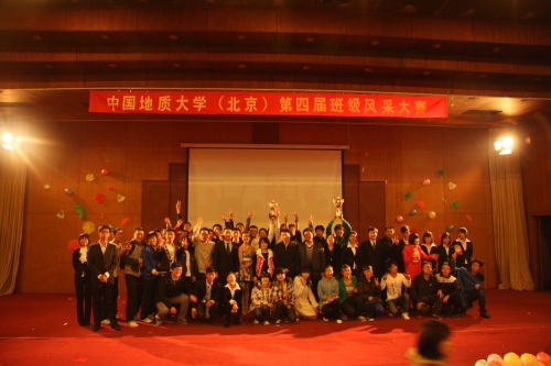 到场嘉宾与同学们合影