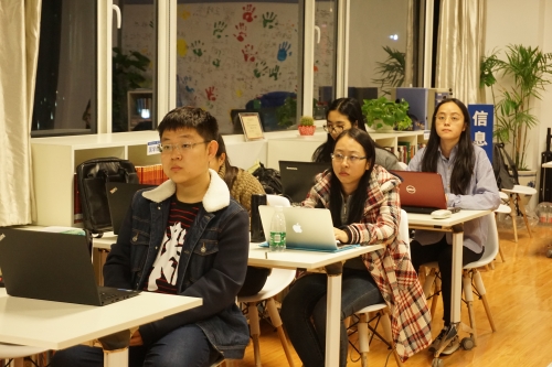 同学们在聚精会神听课