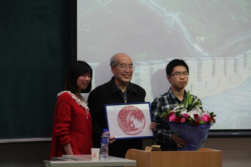 社团代表给翟院士送上纪念品