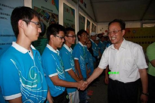 刘敬民副市长与志愿者一一握手