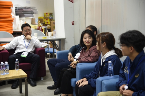 姜书记听取志愿者代表的工作汇报2