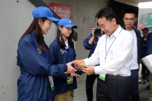 姜书记向志愿者发放慰问品