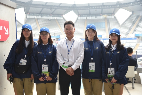 姜书记与志愿者合影