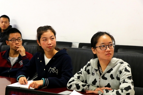 学生干部认真观影做笔记