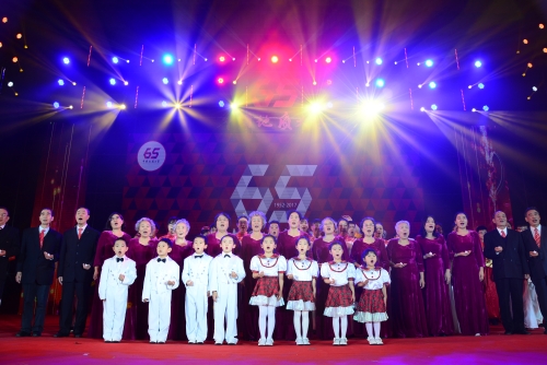 《生日快乐》、《相亲相爱一家人》表演现场