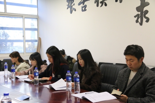 成员们认真学习经验