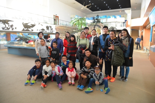 志愿者与营员博物馆合影