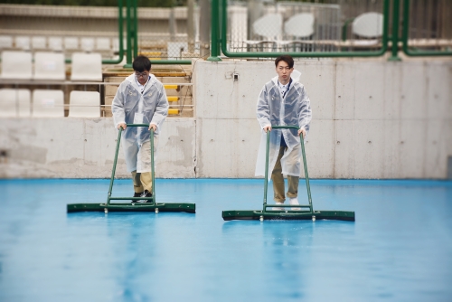 志愿者在雨中坚守岗位