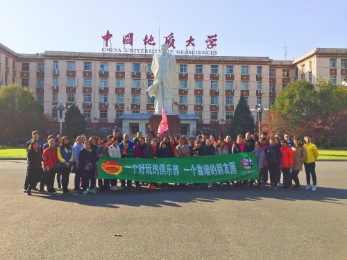 志愿者与营员校园合影