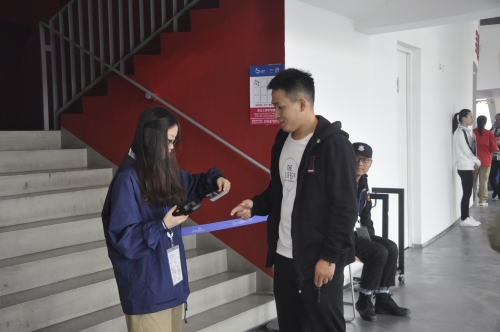 票检组志愿者在工作