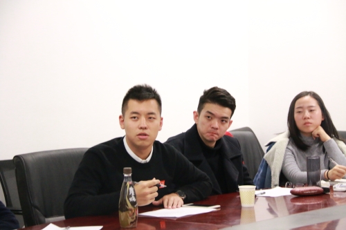 主席团在进行提问