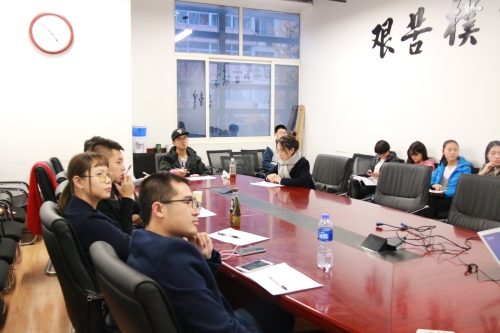 评委们时刻关注演讲