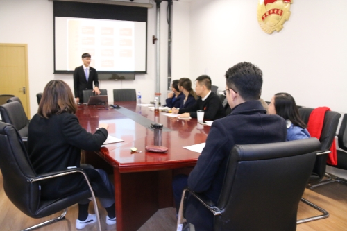 演讲过程中大家在倾听