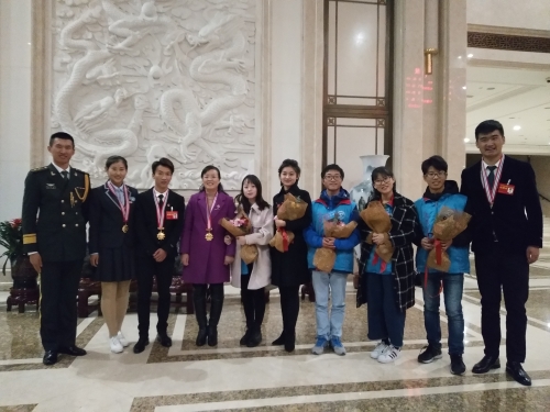 我校志愿者与道德模范合影