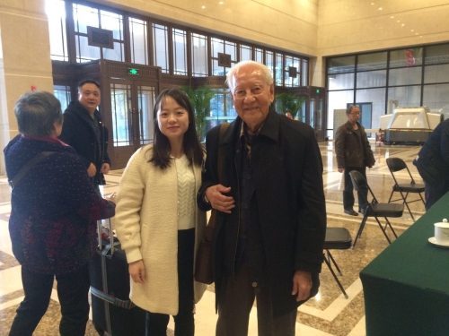 志愿者梅诗雨与敬业奉献全国道德模范黄旭华合影