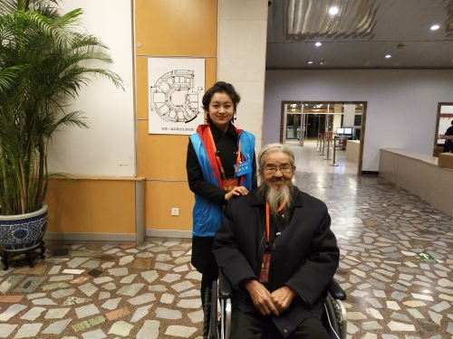 志愿者杨斯尧与助人为乐全国道德模范方敬合影