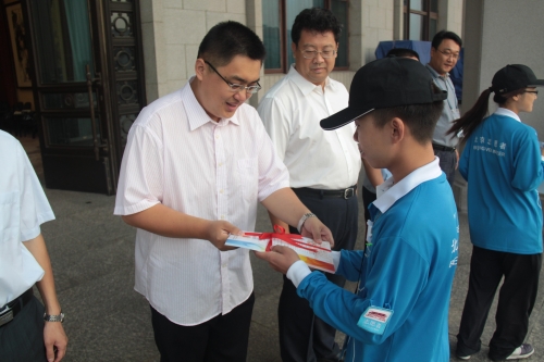 到场领导为志愿者颁发证书