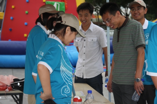 佟书记看望志愿者