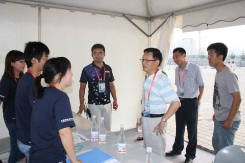 刘书记看望志愿者