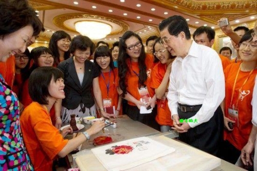 胡锦涛总书记与两岸青年一同参观木板水印展台 总书记两侧为我校志愿者孙辛未（左）和吕恬（右）