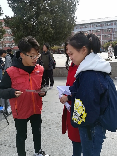 工作人员对同学们进行讲解